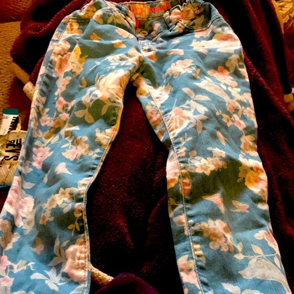 Selling these jeans - Picture 1 of 4